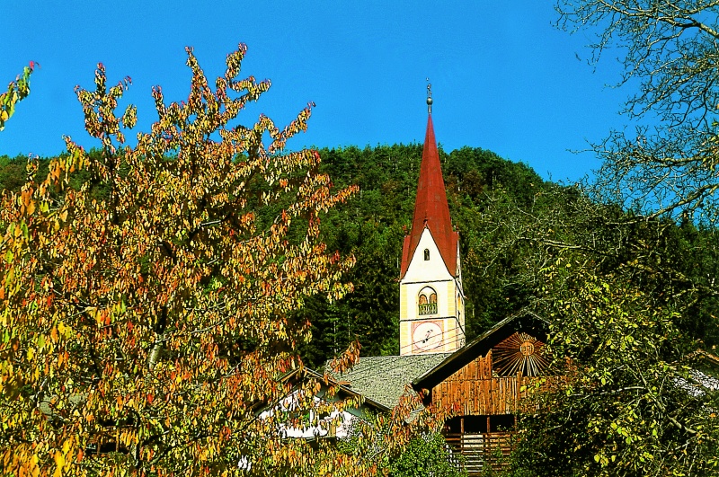 Bild:Kirche Tisens im Herbst.jpg