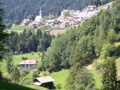 Gassern (rechts von der Kirche) 