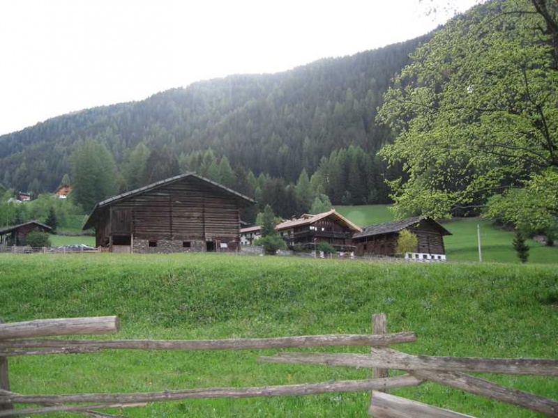 Bild:Oberau (Hof - Ulten).jpg