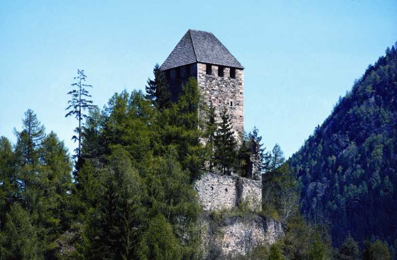 Bild:Eschenlohe (Schloß-Burg - St. Pankraz).jpg